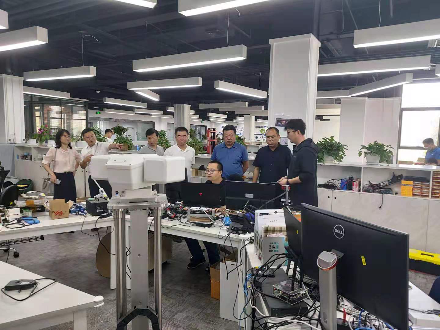 携手并进，智造未来 我校与沈阳吕尚科技公司深化校企合作，共探智能机器人研发新篇章